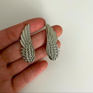 Silver wing design lapel pin